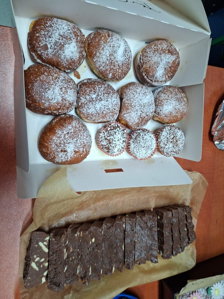 zdjęcie babeczek i blok czekoladowy