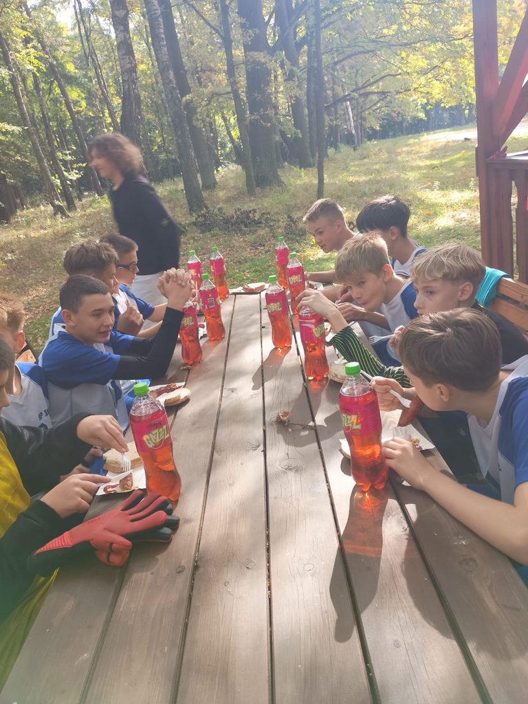 zdjęcie przedstawia uczestników zawodów podczas poczęstunku zorganizowanym po rozgrywkach 