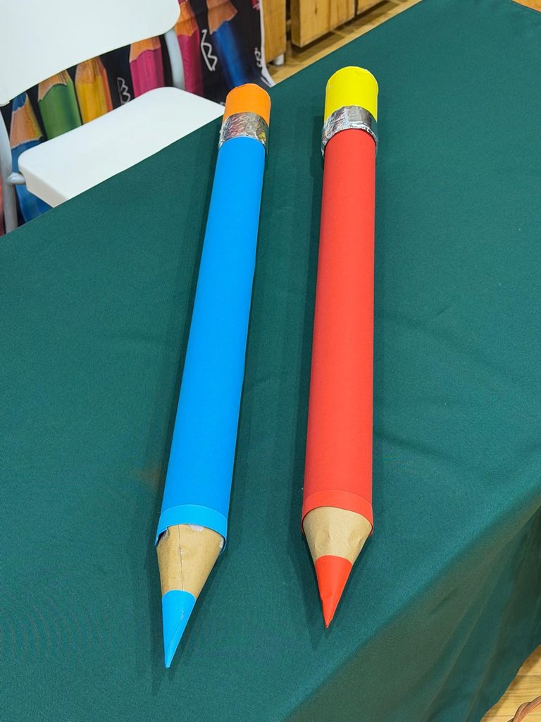 zdjęcie dwóch ogromnych kredek do pasowania