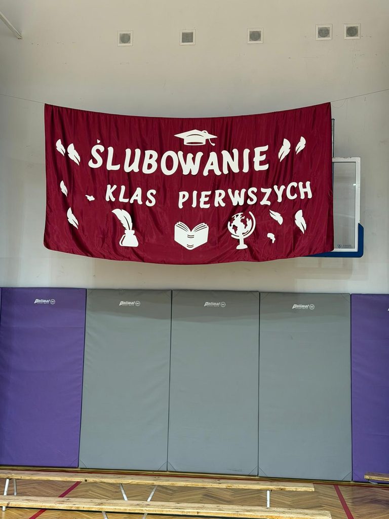 zdjęcie powieszonego materiału bordowego z napisem ślubowanie klas pierwszych