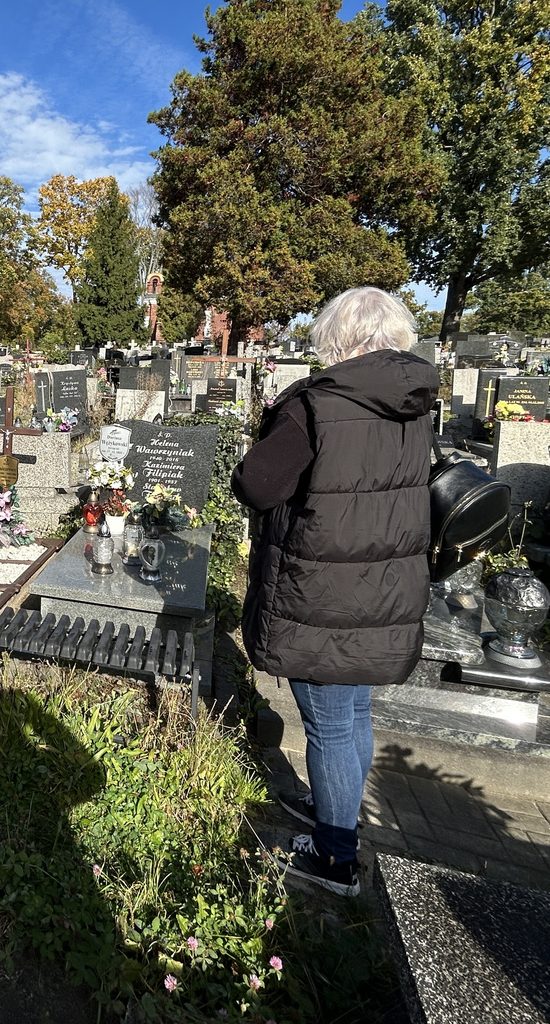 grób Ś.P. Dariusza Wężykowskiego. Przodem do grobu, a tyłem do aparatu stoi kobieta