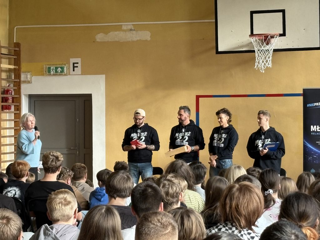 Pani Dyrektor przemawia do dzieci i zapowiada gości