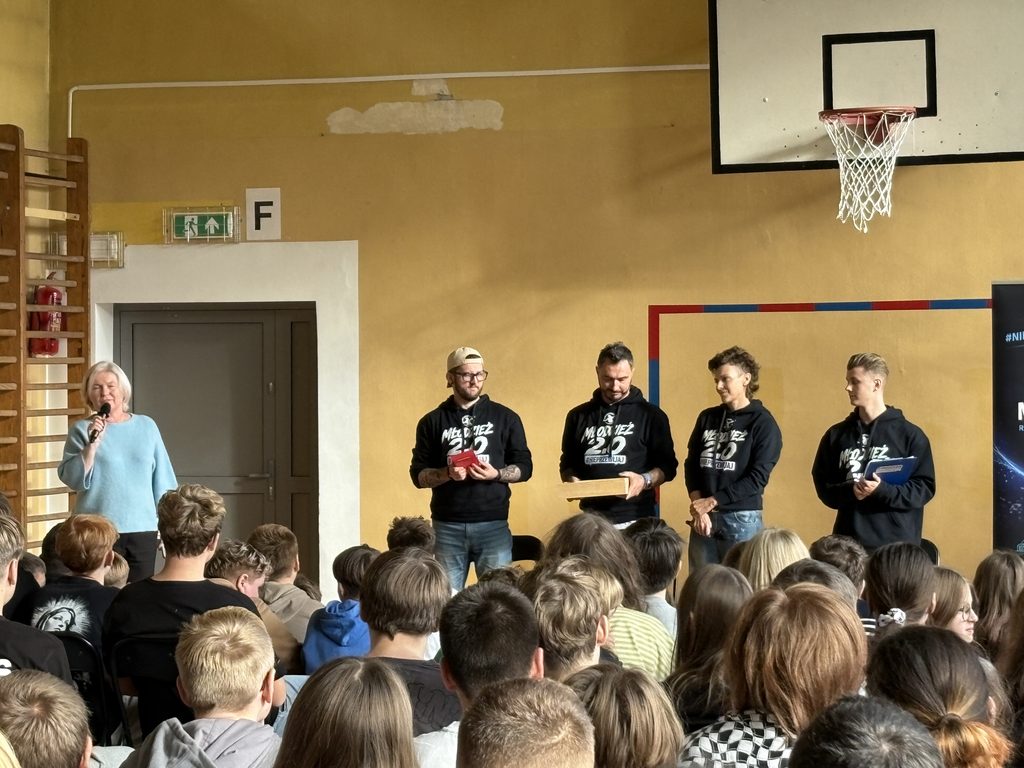 Pani Dyrektor przemawia do dzieci i zapowiada gości