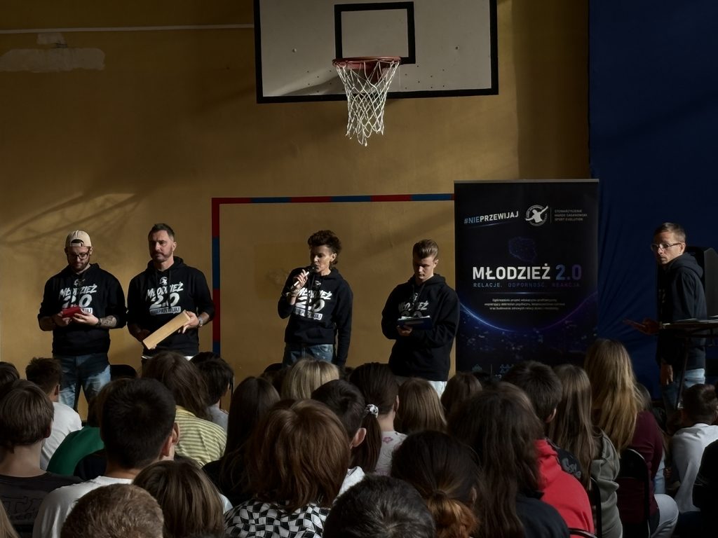 Goście przemawiają do dzieci
