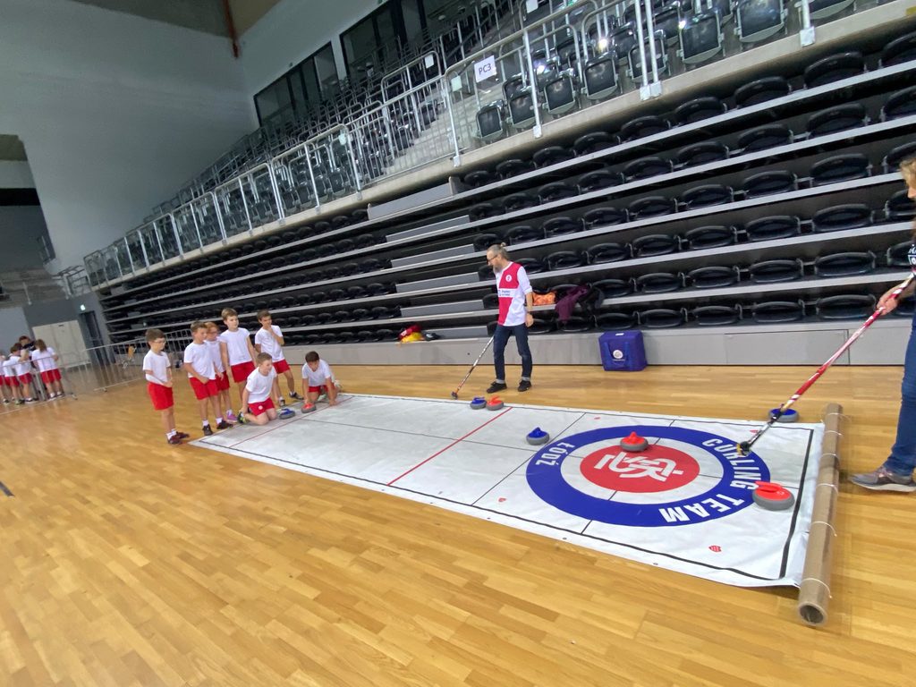 dzieci grają w curling