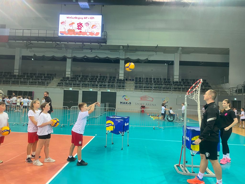 dzieci wrzucają piłki do kosza