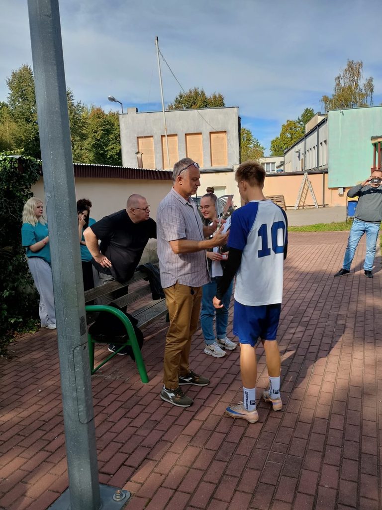 zdjęcie przedstawia wręczanie dyplomów i pucharów 