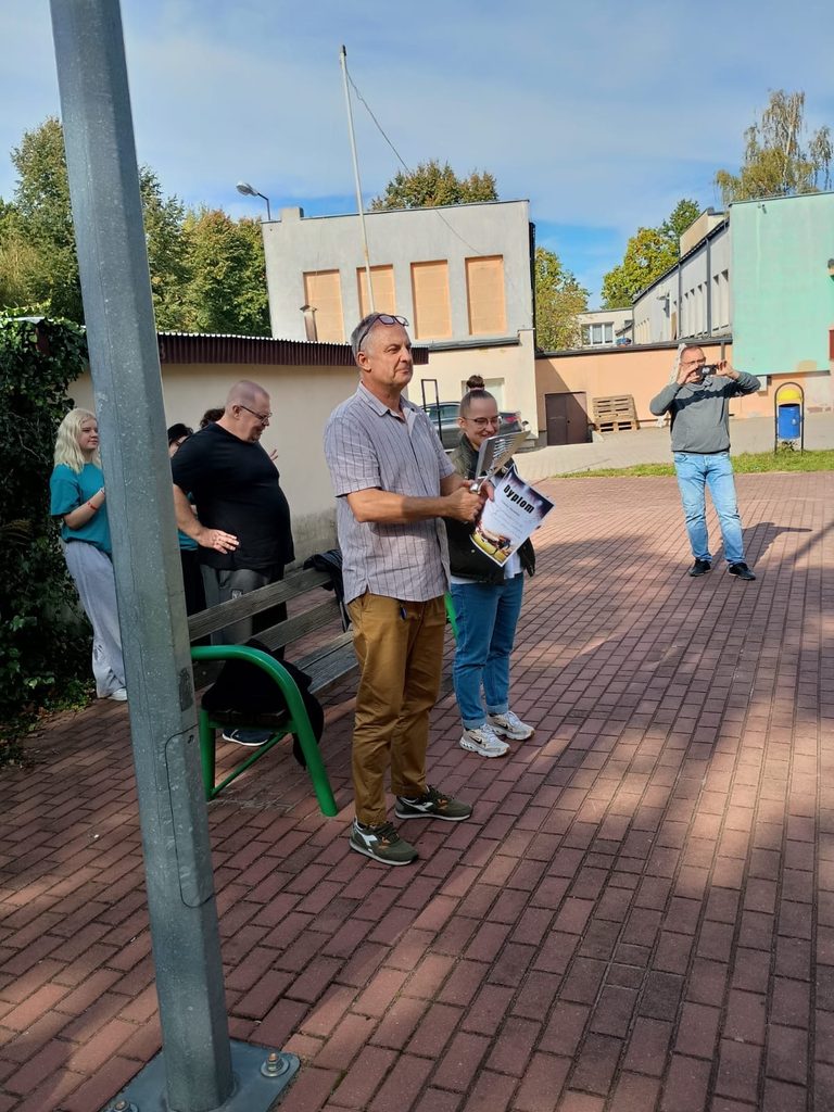 zdjęcie przedstawia wręczanie dyplomów i pucharów 